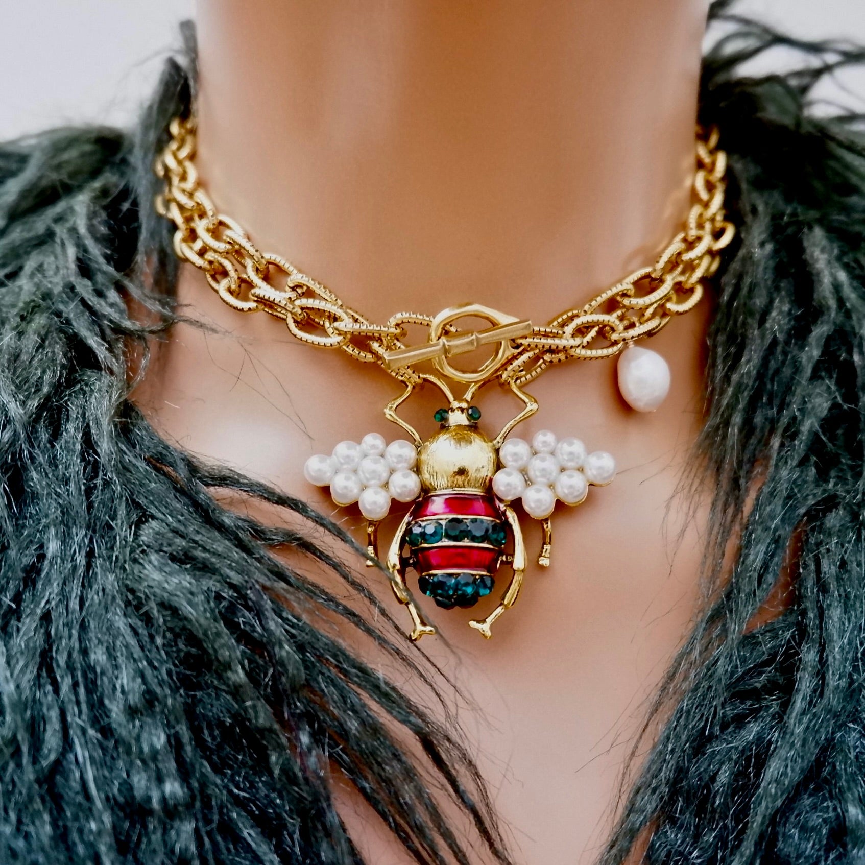 bumble bee and links chain necklace