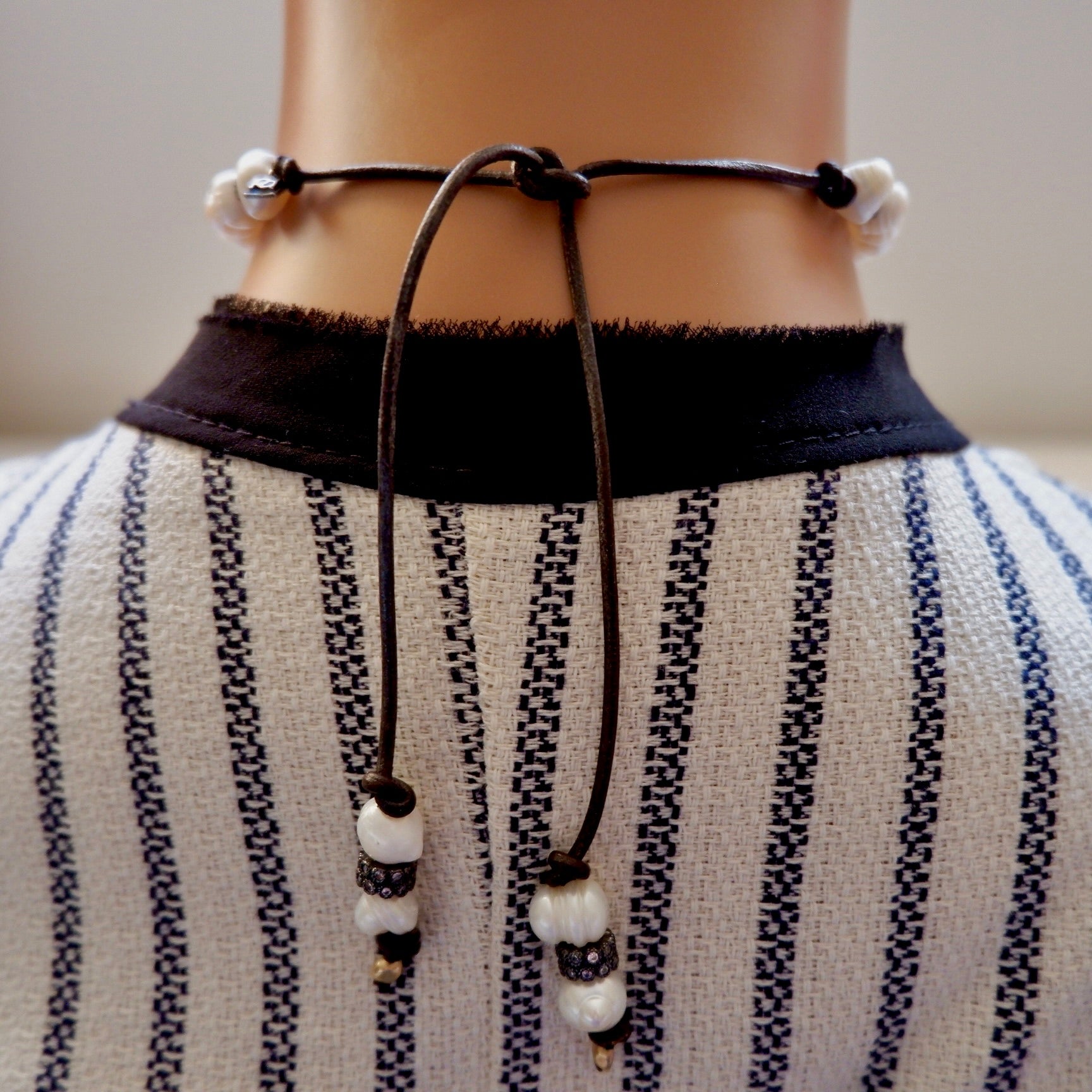 modern pearls choker