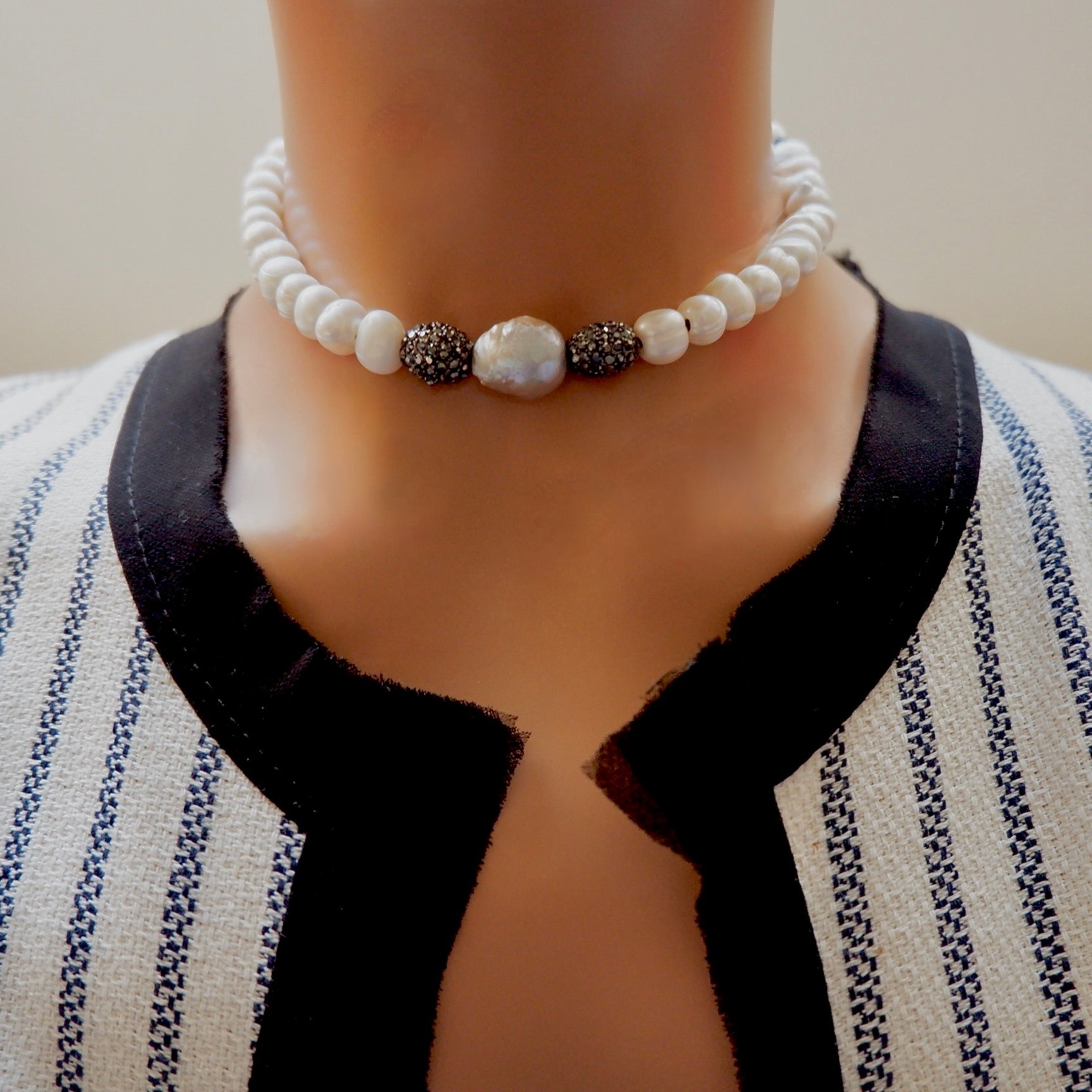modern pearls choker