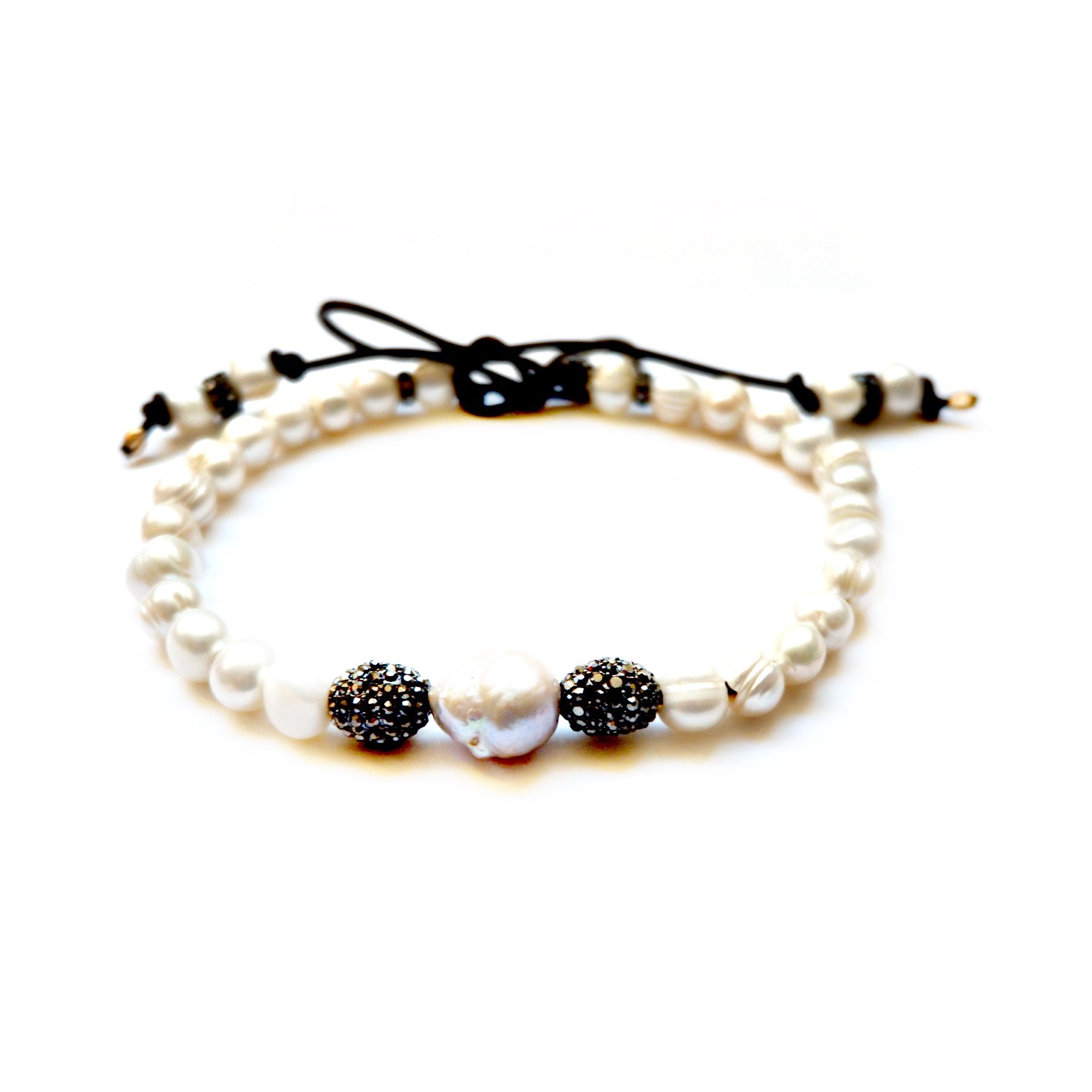 modern pearls choker