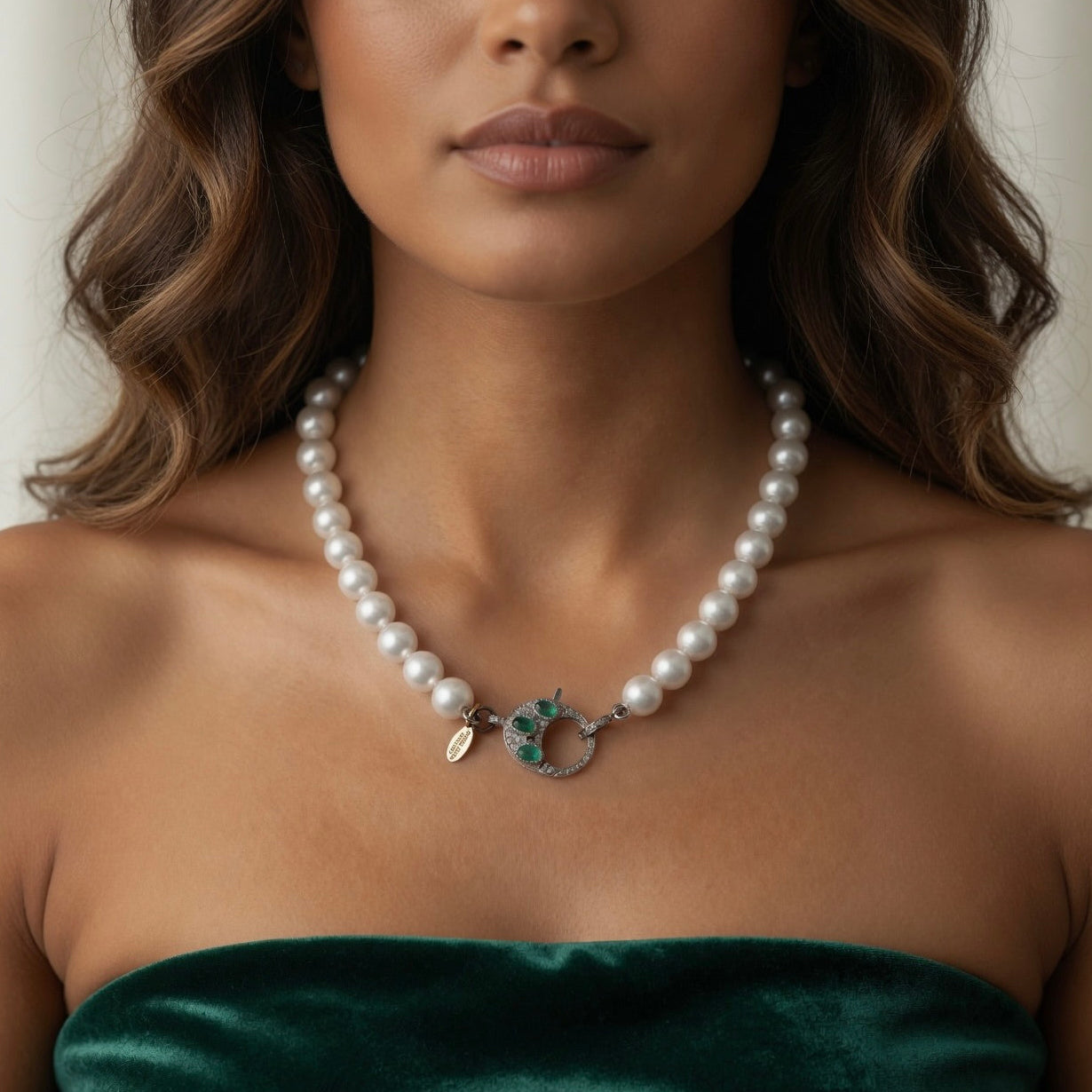 pearl x emerald clasp necklace