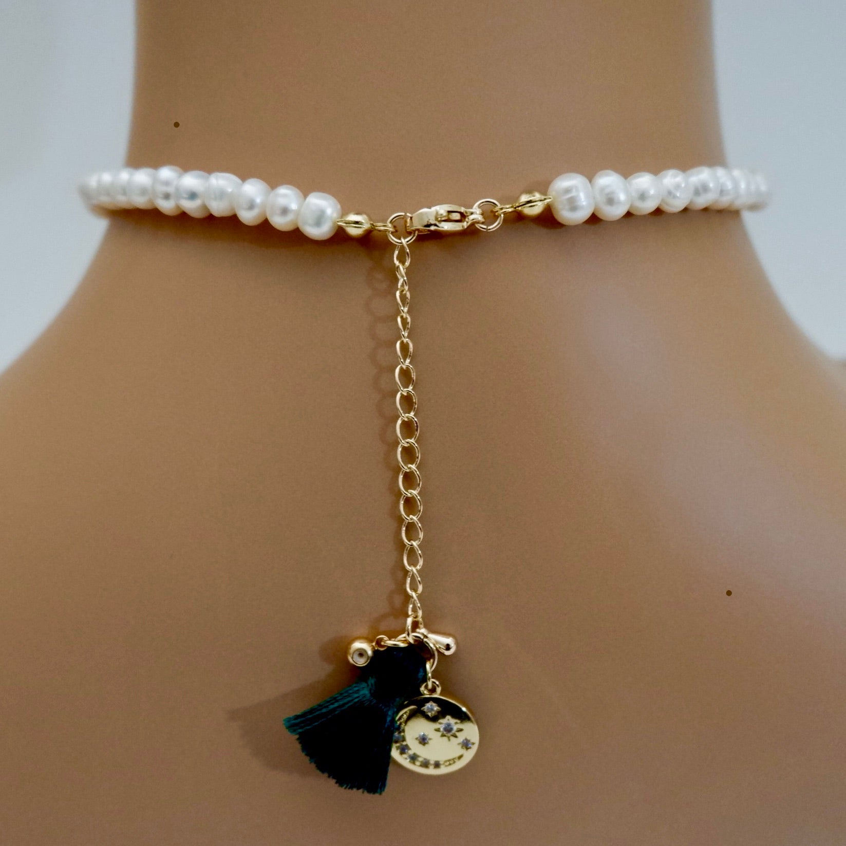 eye pearl u choker